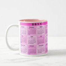 2011 år på en ögonkastkalender kaffe kopp