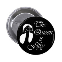 50th födelsedaggåvor, drottningen är 50 - porträtt knapp