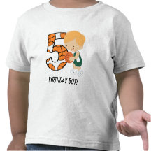 5th Spelare för födelsedaggrönt- och vitbasket Tee Shirt