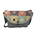 Abstrakt kvadrerar av färgraster messenger bag