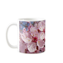 Älska dig sötsak! Kaffekoppen rånar rosa blommar