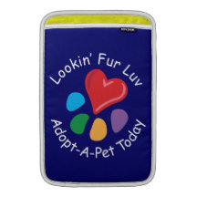 Älsklings- Adoption_Heart-Paw_Lookin pälsLuv_on bl MacBook Sleeves