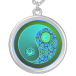 Aqua virvlar runt det Yin Yang halsbandet