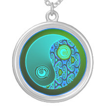 Aqua virvlar runt det Yin Yang halsbandet