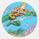 Aquaman rusar till och med vatten runda klistermärken