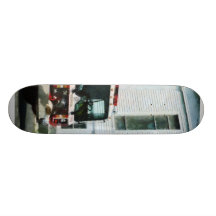 Avfyra motorn framme av Fire stationen Skate Deck