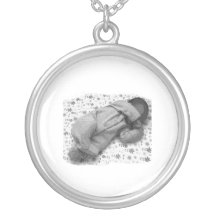 Baby som sovar med blommig bakgrundsBW Halsband
