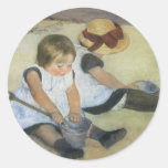 Barn som leker på stranden av Mary Cassatt Rund Klistermärke