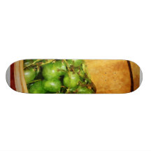 Basket av gröna druvor skate boards