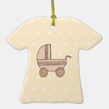 Beige babyPram. På finnig bakgrund Julgransdekorationer