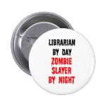 Bibliotekarie av dagZombieslayeren vid natt Knappar Med Nål