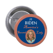 Biden understöder damen knäppas knappar med nål