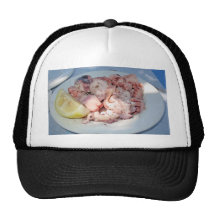 Bläckfisksallad med en skiva av citronen trucker keps