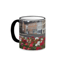 Blommor Along en gata i ett bostads- område Kaffe Koppar