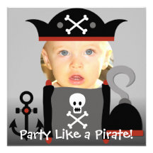 Blond pojkepartynågot liknande per piratfödelsedag