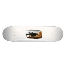 Brudgum i bärande gitarr för svart kostym från bak skateboard deck