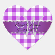 Checkers för gingham för bröllopmonogram purpurfär hjärtformade klistermärken