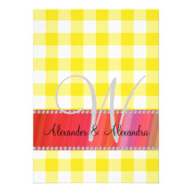 Checkers för gingham för bröllopmonogramgult skräddarsydda inbjudan