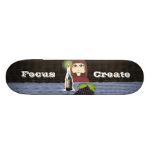 Cutie fokuserar och skapar stearinljusarbete skate decks