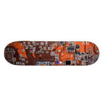 Datorgeeken går runt stiger ombord - orangen skate board