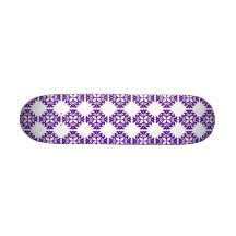 Dekorativa utsmyckade vintagelilor på vitdamast skate board deck
