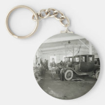 Den antika bilen reparerar garage, tidiga 1900s nyckelringar