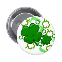 Den gulliga irländska shamrocken knäppas knapp med nål