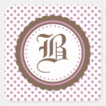 Den initiala kakao- och rosapolka dotsmonogramen k fyrkantiga klistermärken