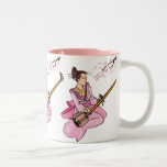 Den körsbärblommar och kvinnan med instrumenterar kaffe muggar