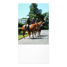 Den monterade polisen profilerar hälsningskort med foto