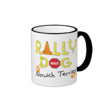 Den Norwich terrieren samlar hunden Kaffe Muggar