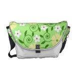 Den pastellfärgade blommigten virvlar runt messenger bag
