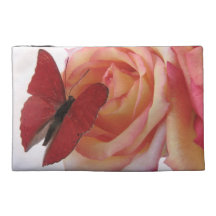 den röda fjärilen på rosa ros reser åtfölja hänger