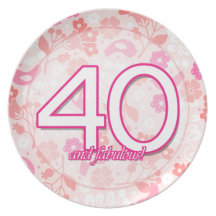 Den rosa blommigten med den 50th födelsedagen för  fest tallrikar