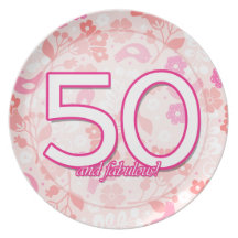 Den rosa blommigten med den 50th födelsedagen för  dinner plates