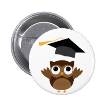 Den Tawny ugglan som kastar dess studentmössa, knä Pins