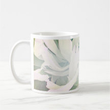 Den ursnygga gröna blommar och vit virvlar runt kaffe mugg