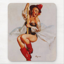 Den vintageGil Elvgren brandmannen klämmer fast up Musmattor