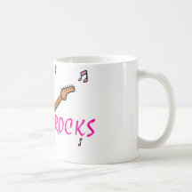 Denna storasyster vaggar kaffe muggar