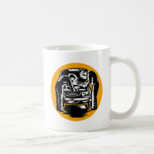 Det automatiska mekanikerarbetet på bilen reparera kaffe koppar