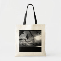 Det korpsvart - Nevermore Sunbeams & träd B&W Tote Bag