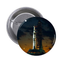 Det Saturn V raket på barkassen vadderar Knappar Med Nål