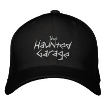 Det spökade garage bemannar hatten