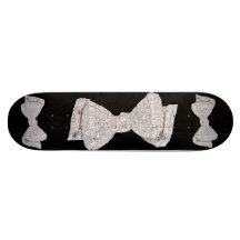 Diamanter och för Bowtie för vit guld- Skateboard 