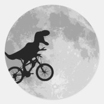 Dinosaur på en cykel i himmel med månen runda klistermärken