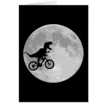 Dinosaur på en cykel i himmel med månen hälsningskort