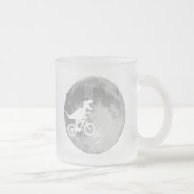 Dinosaur på en cykel i himmel med månen kaffe mugg