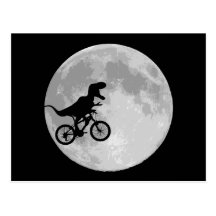 Dinosaur på en cykel i himmel med månen vykort