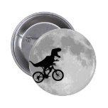 Dinosaur på en cykel i himmel med måneroligt pins