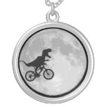 Dinosaur på en cykelmåne personliga halsband